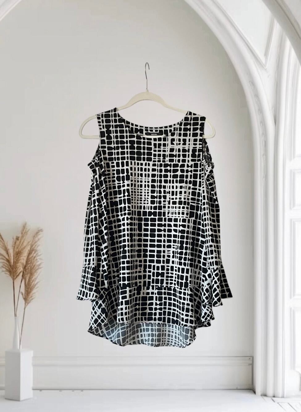 Alfani Long Sleeves Tunic Cold Shoulder Size Small :)